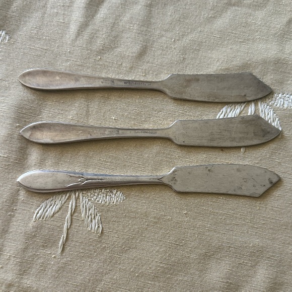 Three Vintage WM Rogers Mfg Co Original Rogers Flat Handled Master Butter Knives - Picture 1 of 7